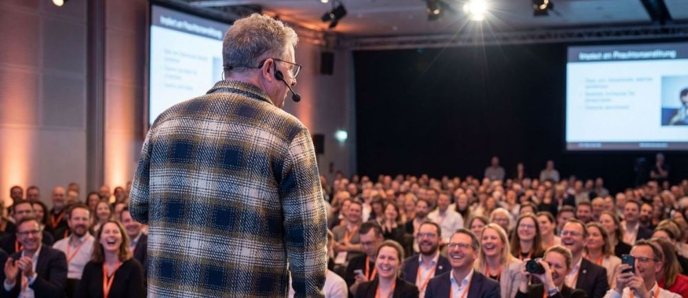 Bernd Sinzig spricht als Burnout LIFEBACK Guide vor einem grossen Publikum bei einer Keynote mit Humor, Betroffenheit und Fachwissen