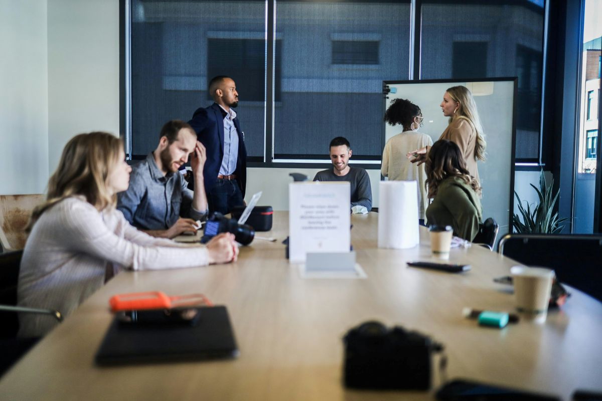 Führungskraft im Gespräch mit Mitarbeitenden – psychologische Sicherheit am Arbeitsplatz